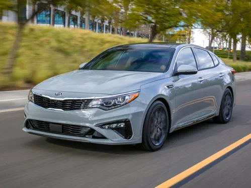 Оновленого седана Kia Optima запустили на тести