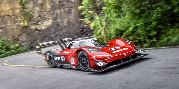 Volkswagen показала з кабіни, як електрокар ID.R встановлював рекорд (ВІДЕО)