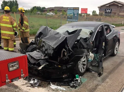 Безпілотний Tesla Model S в'їхав у «пожарку»