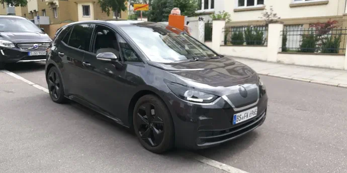 Новітній електромобіль Volkswagen позбувся всього камуфляжу