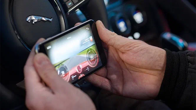 Камера GoPro приютилася в Jaguar F-Type