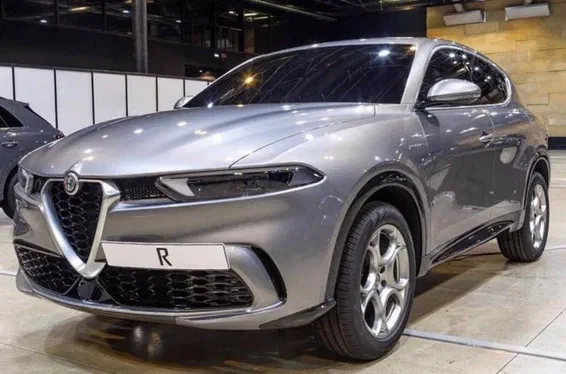 Серійний крос Alfa Romeo Tonale зовні розсекречений