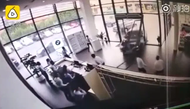 Аварія дня: першу поїздку на BMW X1 в Китаї запам'ятають надовго