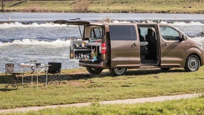 Toyota створила мініфургон, в якому є ліжко, кухня та міні-раковина