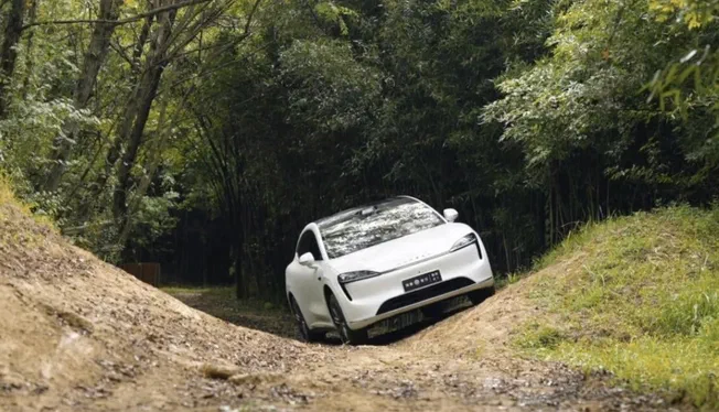 Luxeed R7: електричний позашляховик від Chery та Huawei з чудовими можливостями для бездоріжжя