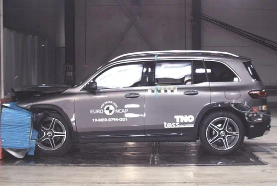 Новому Mercedes-Benz GLB вдалося відмінно зарекомендувати себе на краш-тестах (ВІДЕО)
