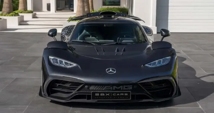 Мерседес-AMG One з пробігом всього 55 кілометрів на одометрі просто манить виїхати на відкриту дорогу