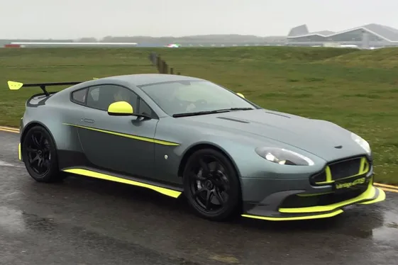 Дизайнерське рішення боліда Aston Martin Vantage достроково розсекречено