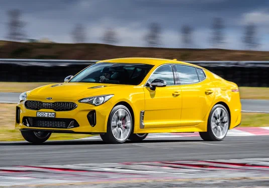На відео продемонстрували дуель Kia Stinger з Holden Commodore SS-V Redline