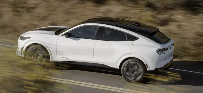 Ford відкликає тисячі Mustang Mach-E через ризик втрати фар перед настанням темряви