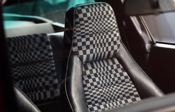 Porsche на відео показала найбільш відомі узори на оббивці крісел