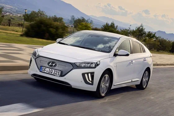 Електричний хетч Hyundai з рестайлінгом вийшов потужнішим і дальобійнішим