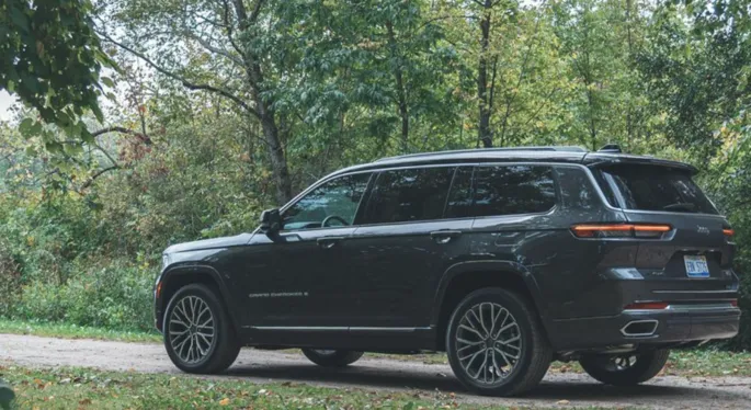 Jeep відкликає 338 000 Grand Cherokee через проблему з рульовим керуванням