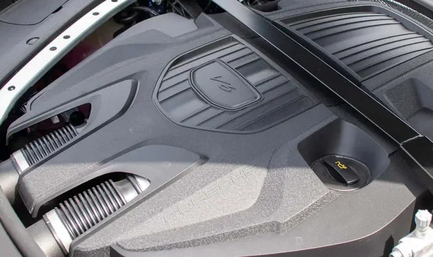 Зростаючий попит на бензинові авто: стратегія Porsche