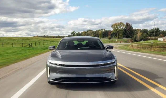 Lucid оновлює програмне забезпечення: нові можливості для водія та поліпшення безпеки