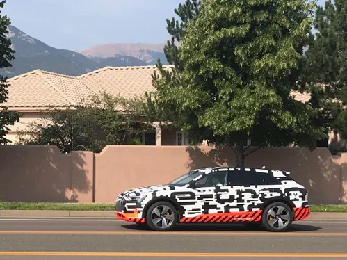 Великий електрокросовер Audi E-Tron проходить тести