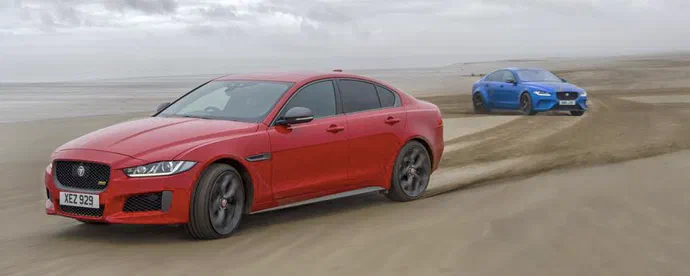 Відео дня: 2 «гарячих» Jaguar XE змогли намалювати на піску ДНК