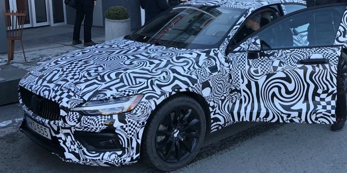 Директор Volvo показав перше зображення новітнього S60