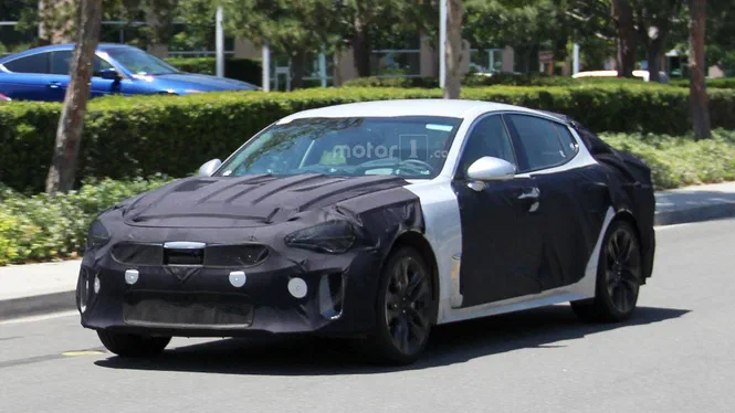 4-дверний Kia GT потрапив до об'єктивів фотошпигунів