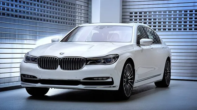 Два нових розкішних автомобілі BMW 7-Series отримали індивідуальний пакет