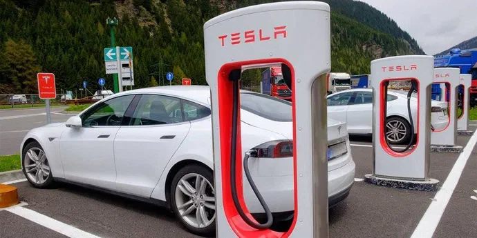 Tesla організовує відкликання адаптерів для власних електромобілів