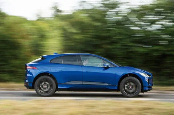 Jaguar виплачує по $3000 тим, хто буде купувати їх електромобілі