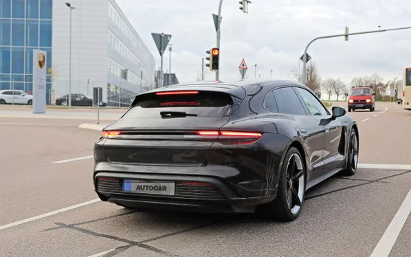 Універсал Porsche Taycan Cross Turismo розсекречено достроково