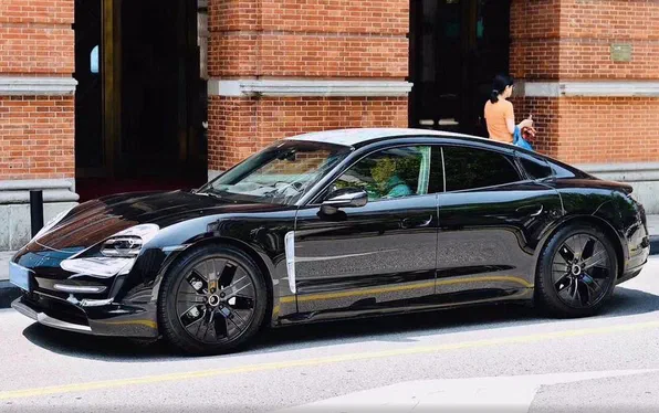 Папарацці спіймали електричний Porsche Taycan у серійному вигляді