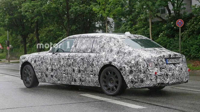 Мисливці за сенсаціями проникли в кабіну нового Rolls-Royce Phantom