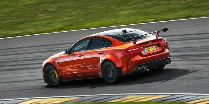 Найменший автомобіль Jaguar показав найкращий результат на Нюрбургринзі