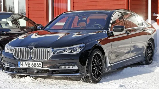 Концепт BMW M7 потрапив в об'єктиви шпигунів