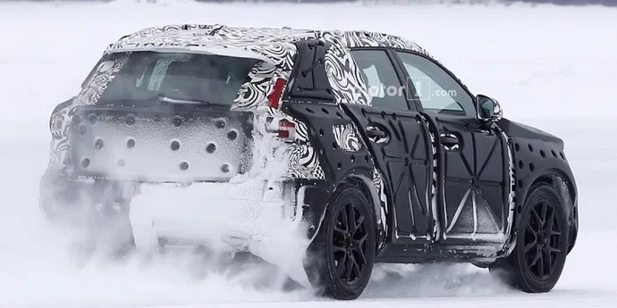 Товарна варіація Volvo XC40 зафіксована на тестах