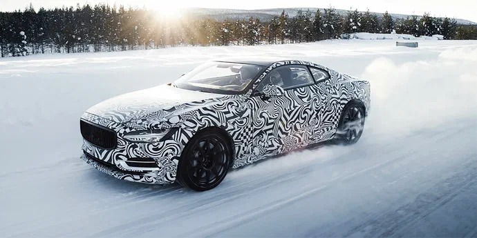 Тести 600-сильного гібрида Polestar за Полярним колом показали на відео