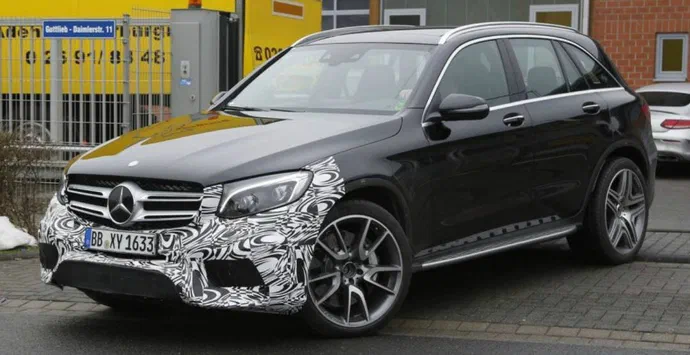 Новий крос Mercedes-AMG GLC 63 попався на очі