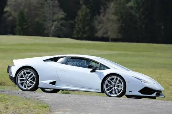 Lamborghini Huracan потрапив в об'єктиви папараці з 6-ма вихлопними трубами