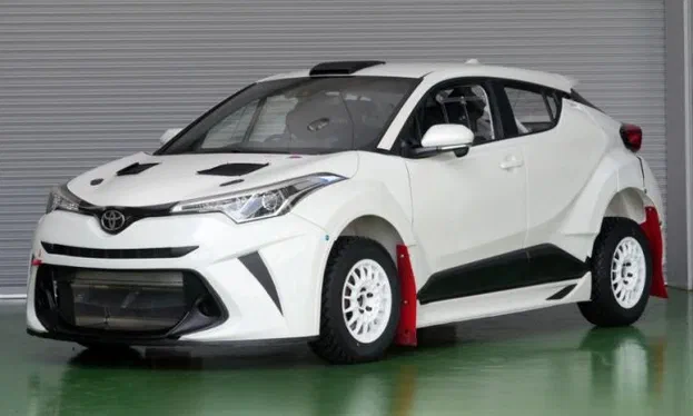 Крос Toyota C-HR приміряв на собі спортивний вигляд