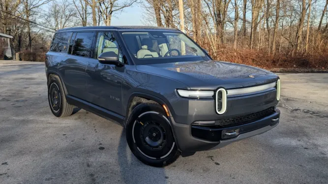 Rivian відкликає понад 17 000 вантажівок та позашляховиків через проблему з ближніми фарами