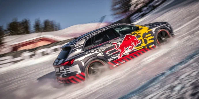 На відео показали, як Audi e-tron покоряє крутий гірськолижний трек