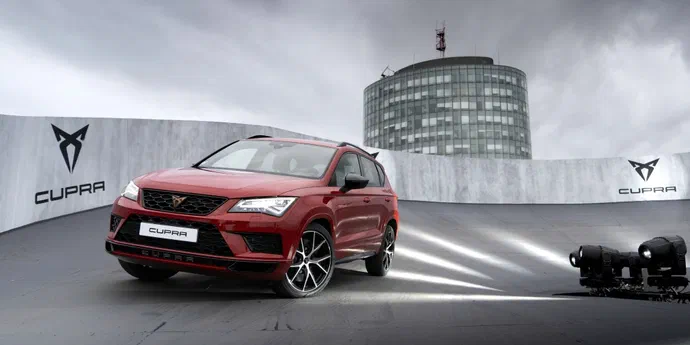 Подивіться, що витворяв спортивний крос Cupra на даху будинку в Парижі (ВІДЕО)