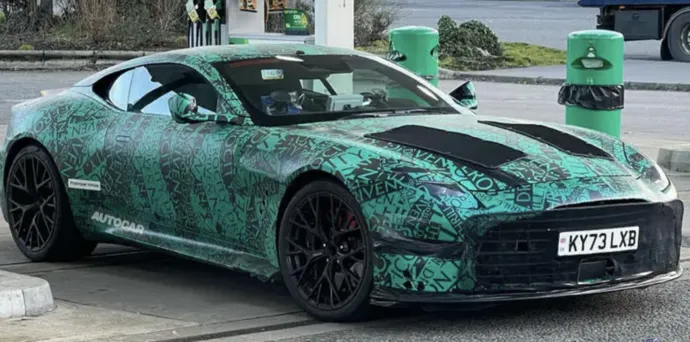 Новий яскравий суперкар Aston Martin V12 потрапив на камеру