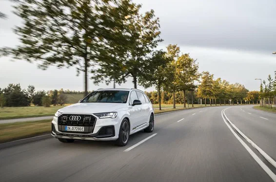 Audi Q7 тепер вміє заряджатися від простої розетки