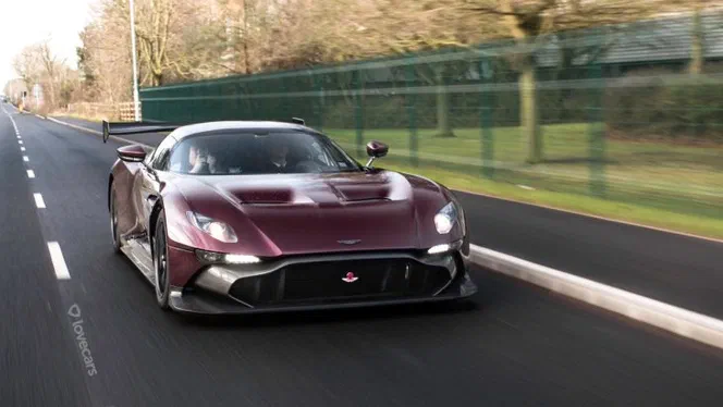 Aston Martin Vulcan дебютує на гоночному треку