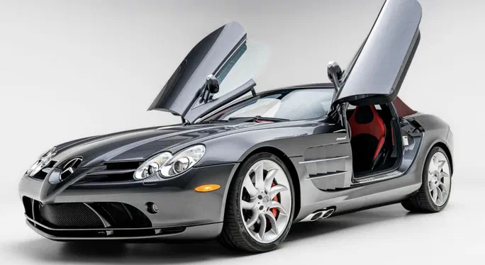 Рідкісний Mercedes-Benz SLR McLaren Roadster з подвійним турбонаддувом продали на аукціоні за 344 тисячі доларів
