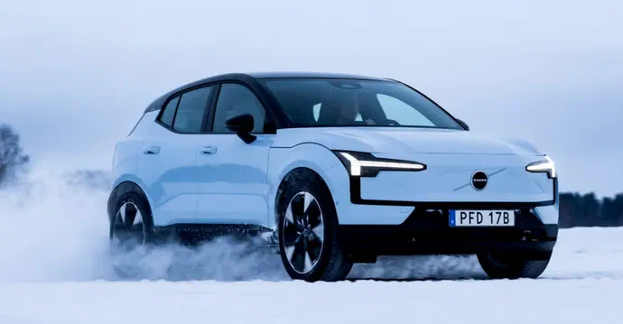 Volvo змінює плани: електромобіль EX30 EV почнуть постачати вже цього року
