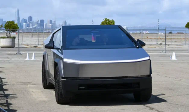 Tesla Cybertruck отримують нові можливості самокерування