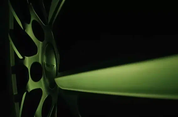 У Aston Martin готують найпотужніший кросовер у світі (ВІДЕО)