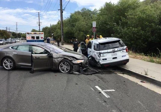Tesla з увімкненим автопілотом потрапила в аварію з поліцейським позашляховиком