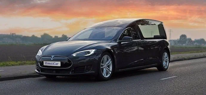З седана Tesla Model S зробили справжній катафалк