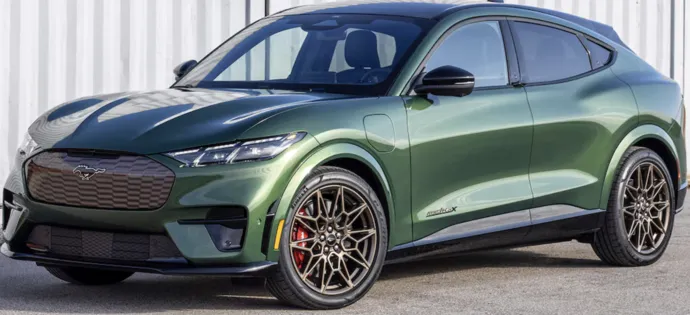 У 2024 році Ford Mustang Mach-E GT отримав бронзове оздоблення, що доповнює його свіже зелене забарвлення