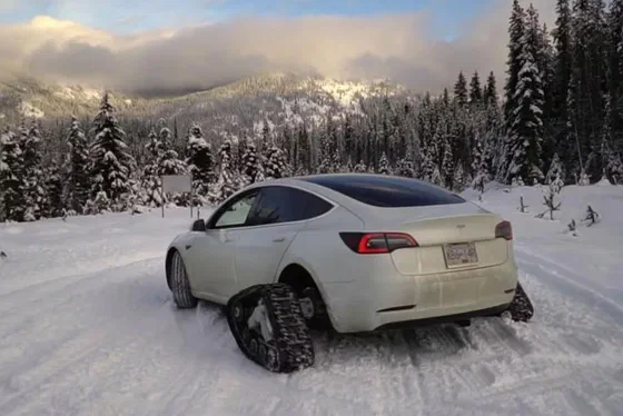 Tesla Model 3 замість коліс отримала гусениці (ВІДЕО)